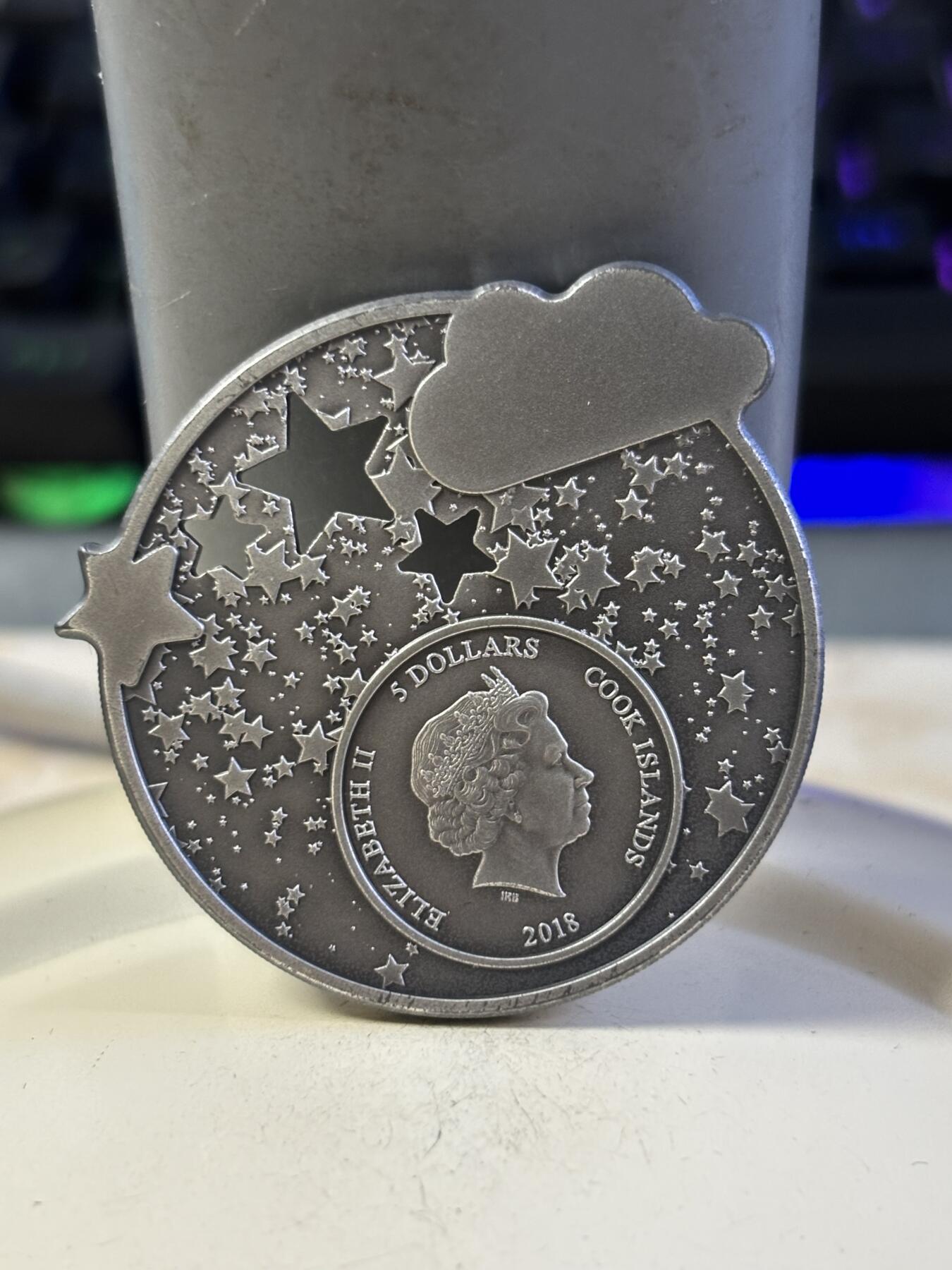 第196期拍卖 库克2018年摇篮曲系列熟睡的男孩仿古异形纪念银币，999银，发行量999枚