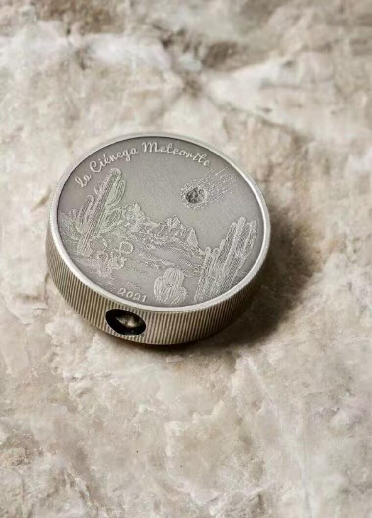 ❤️【币观天下】❤️ 第347期钱币拍卖场- 2026.4.3周五晚上6点半场 长期征集拍品  库克2021年天空来客陨石镶嵌1盎司加厚银币带证书包装