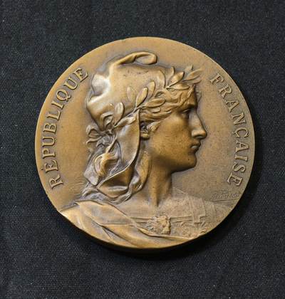 甄臻铺-世界币章拍卖（第58期），送拍享返佣金等优惠多多 - 法国玛丽安娜女神铜章（H.Piner作品） ，62.8g，49.7mm，三角铜标  名家雕刻