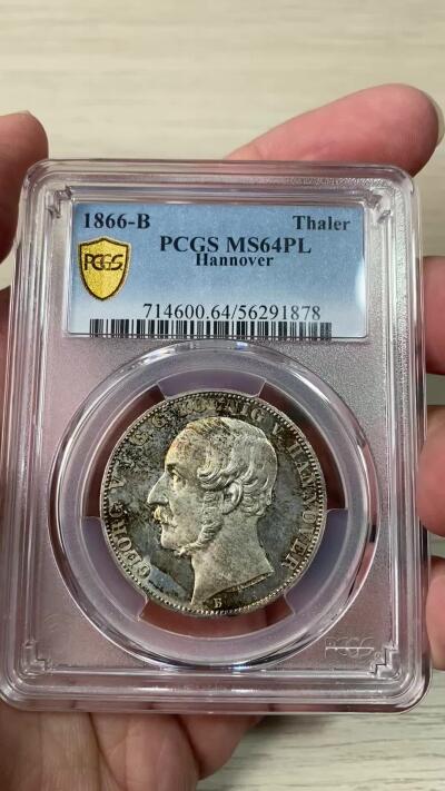 万国钱币拍卖第064期 PCGS MS64PL 1866年德国汉诺威格奥尔格五世狮马流通1泰勒 汉诺威最后的流通泰勒 如同彩虹般的七色包浆洒落在深度镜面类精制质感的地板之上 在高浮雕喷砂质感的人像与狮马盾徽加持下给人以强烈的视觉冲击 极罕见品质 PCGS唯一冠军分典藏级