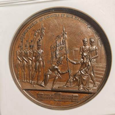 【德藏】世界币章拍卖第170期（拍品征集中~欢迎藏友联系） 1813年 法国约克公爵皇家军事学院授旗纪念铜章 平边无边铭，NGC MS62BN 正面是约克公爵左侧面头像，背面是1802年夏洛特王后在他于切尔西创立的约克公爵皇家军事学院主持授旗仪式的场景。高浮雕工艺，特别是背面场景人物众多，雕刻细腻，巧克力包浆，保存状态良好，稀有品种