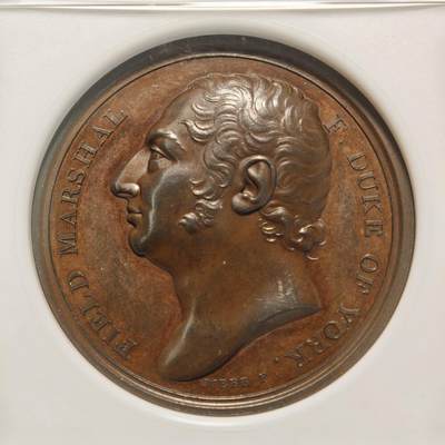 【德藏】世界币章拍卖第170期（拍品征集中~欢迎藏友联系） 1813年 法国约克公爵皇家军事学院授旗纪念铜章 平边无边铭，NGC MS62BN 正面是约克公爵左侧面头像，背面是1802年夏洛特王后在他于切尔西创立的约克公爵皇家军事学院主持授旗仪式的场景。高浮雕工艺，特别是背面场景人物众多，雕刻细腻，巧克力包浆，保存状态良好，稀有品种