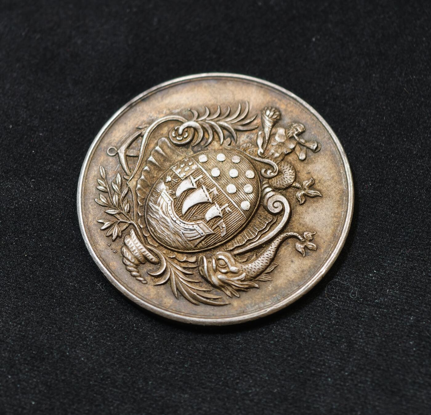 甄臻铺-世界币章拍卖（第58期），送拍享返佣金等优惠多多 1834年法国里昂储蓄银行纪念银章 ，33.75mm，14.7g 法国金融题材