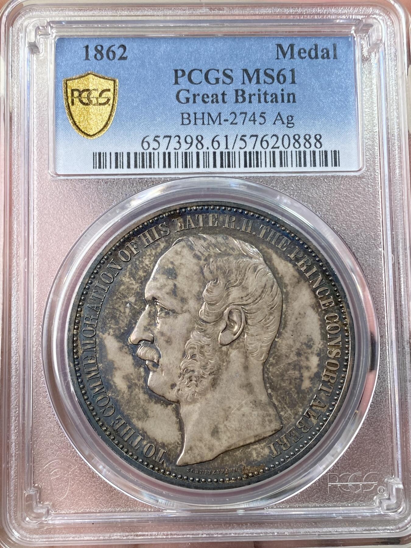 万国钱币拍卖第064期 PCGS MS61 1862年英国伦敦国际工业与艺术博览会纪念银章 同时纪念阿尔伯特亲王 原味深五彩包浆 常见均为镀银 银质罕见 建筑细节丝丝入扣 伦敦大博览会是1862年5月1日至11月1日在英国伦敦南肯辛顿举行的世界博览会 博览会由英国皇家艺术、制造和贸易学会赞助 来自36个国家的28000多家参展商代表了广泛的行业 PC亚军分更高仅一枚