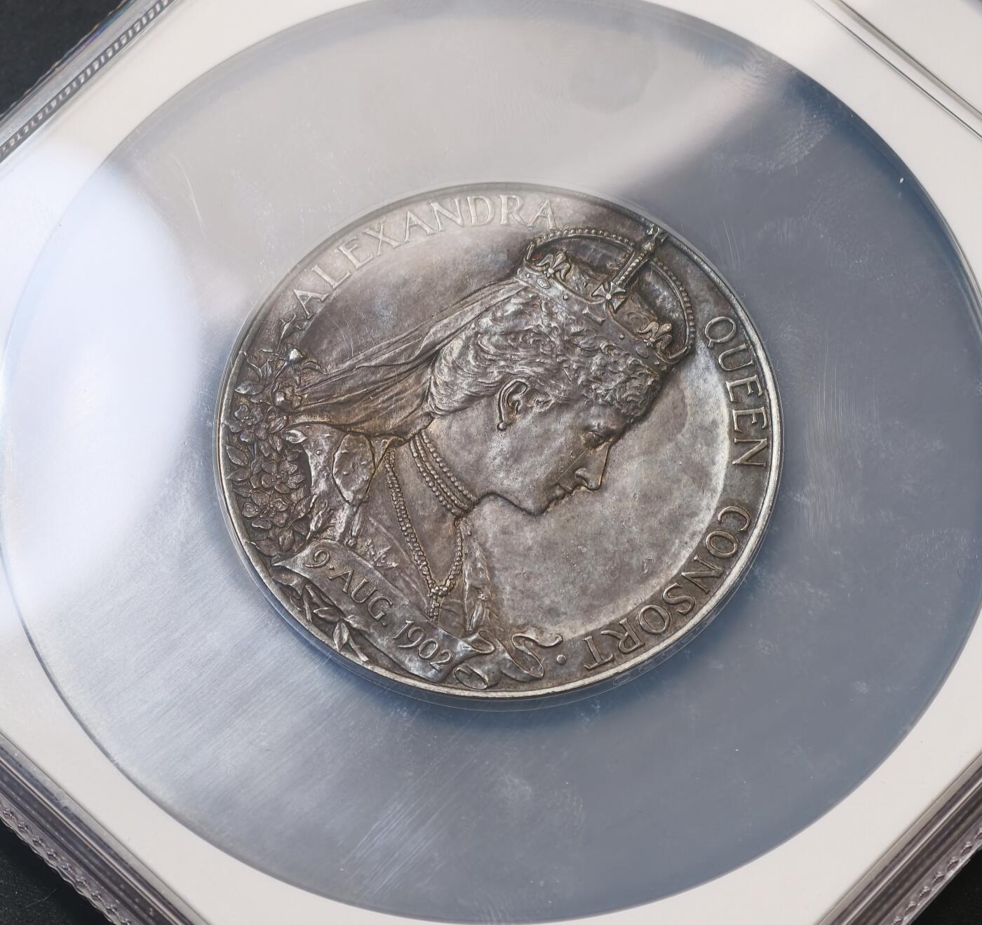 甄臻铺-世界币章拍卖（第58期），送拍享返佣金等优惠多多 NGC-MS62 1902年英国爱德华七世1902年8月9日登基纪念大银章，尺寸很大，包浆醇厚，品相极好
