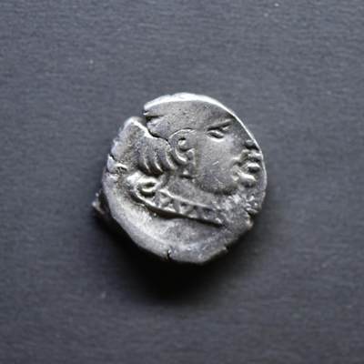 【良泉】4月16日【西方古代打制币】拍卖108件 - 公元3世纪【西郡太守】西萨特拉普王朝，背三拱佛丘、星月银币，2.15克