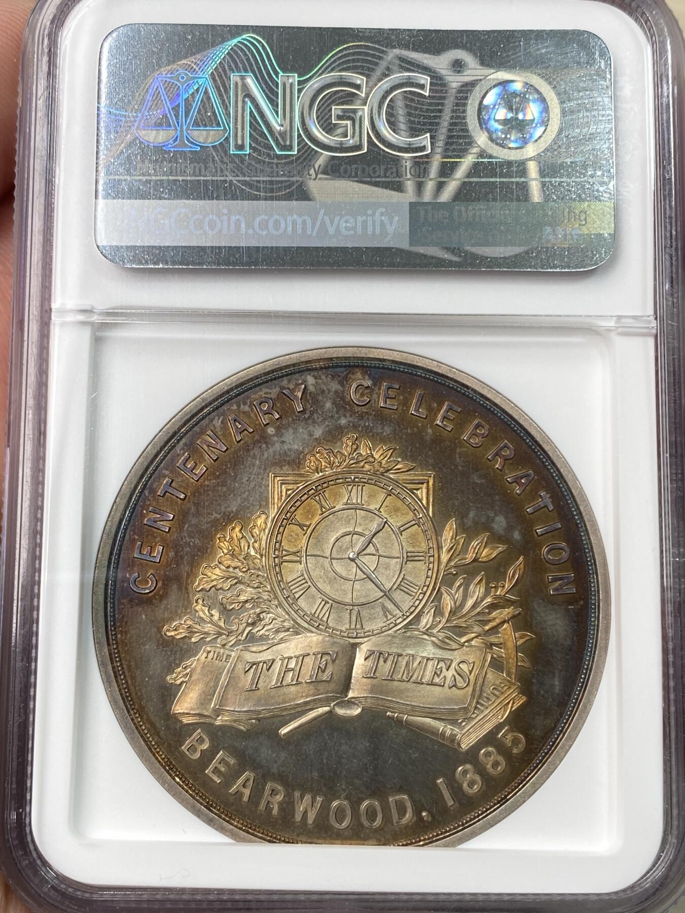 万国钱币拍卖第064期 NGC MS63 1885年英国纪念《泰晤士报》创办百年庆典大银章 Strongi'tharm设计 创始人沃尔特斯家族三代侧相 极美香槟金火烧云五彩 手册编号BHM 3202及Eimer 1712， 大师Longman & Strongi'th'arm设计，皇家造币厂铸造，直径45毫米，重62克。