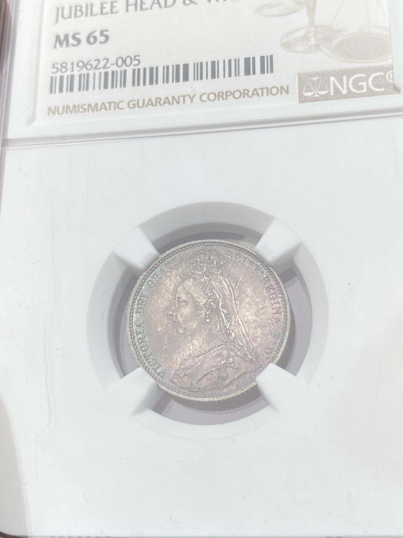 万国钱币拍卖第064期 NGC MS65 1887英国维多利亚女皇高冠6便士银币面值版 华丽英式天鹅绒五彩也难掩其底光迸发 小中见大的顶级BU状态 典藏级品质