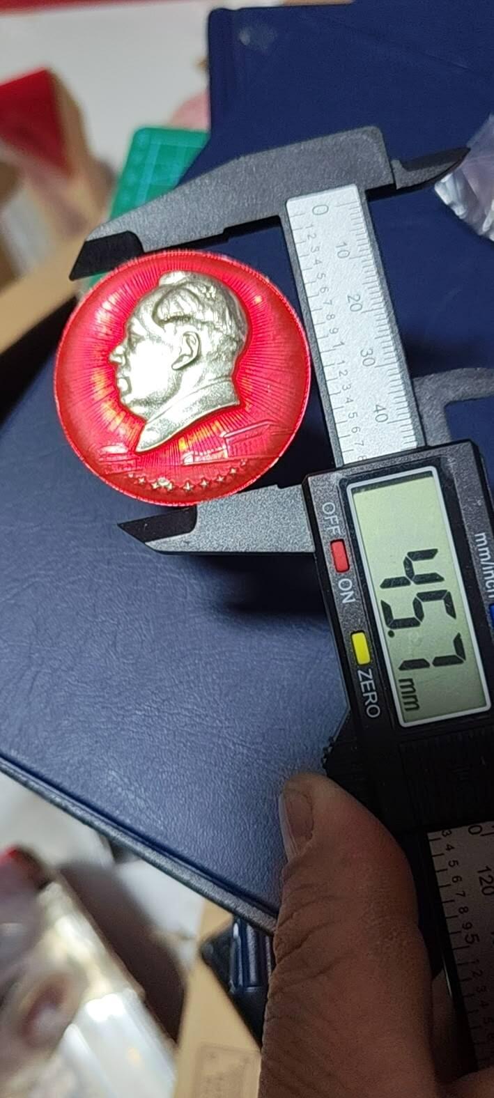 毛主席像章拍场，都是部队题材章 🔥🔥🔥🔥毛主席像章，45.7毫米，背面有铭文：青海省军区