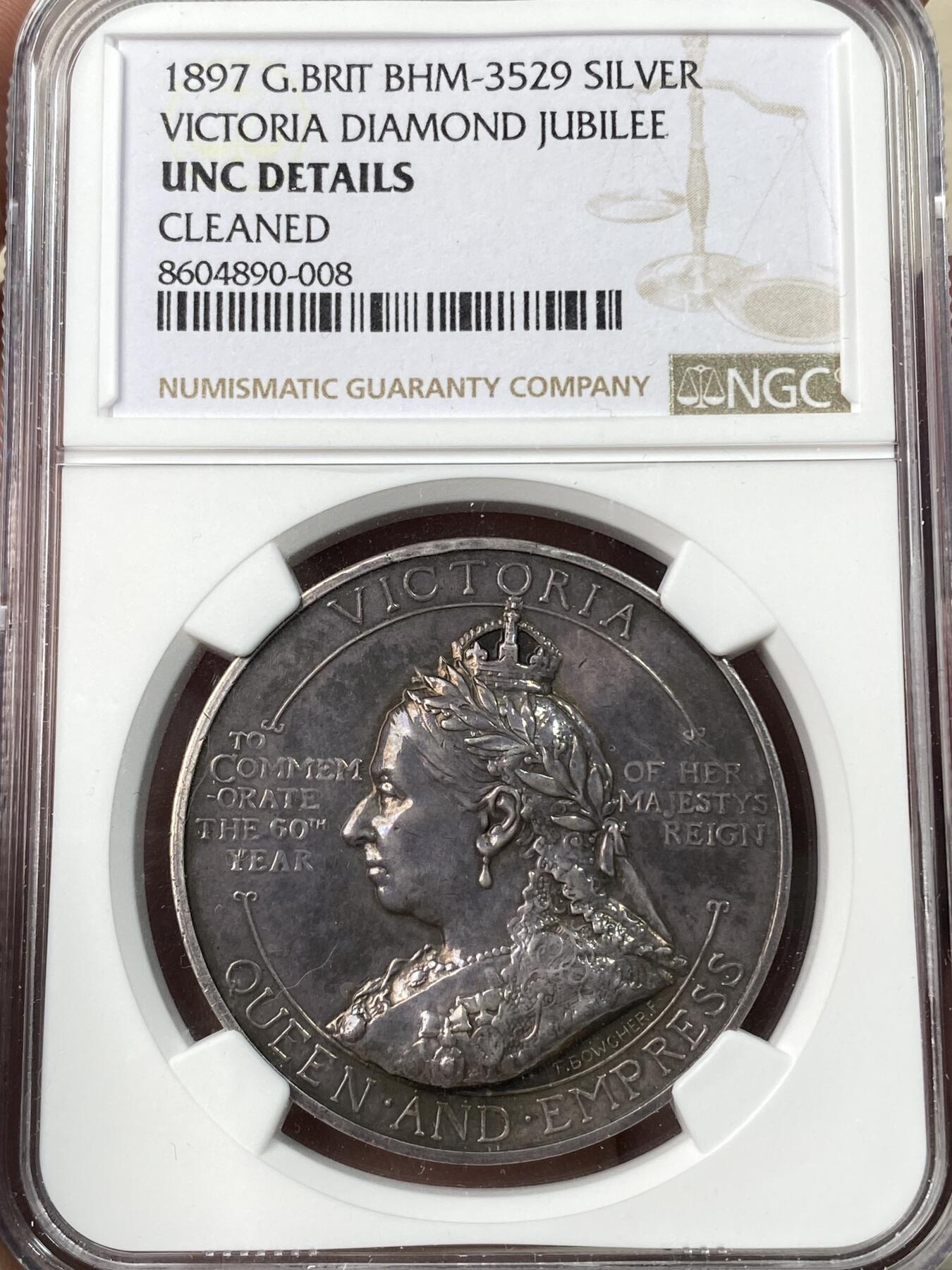 万国钱币拍卖第064期 NGC UNCD 1897年英国维多利亚女皇执政60周年纪念银章 背面有维多利亚女王、威尔士亲王、约克公爵和爱德华王子肖像 愿上帝保佑我们的女王和王位继承人 罕见品种 直径38毫米 著名英国章牌制造商Spink & Son出品