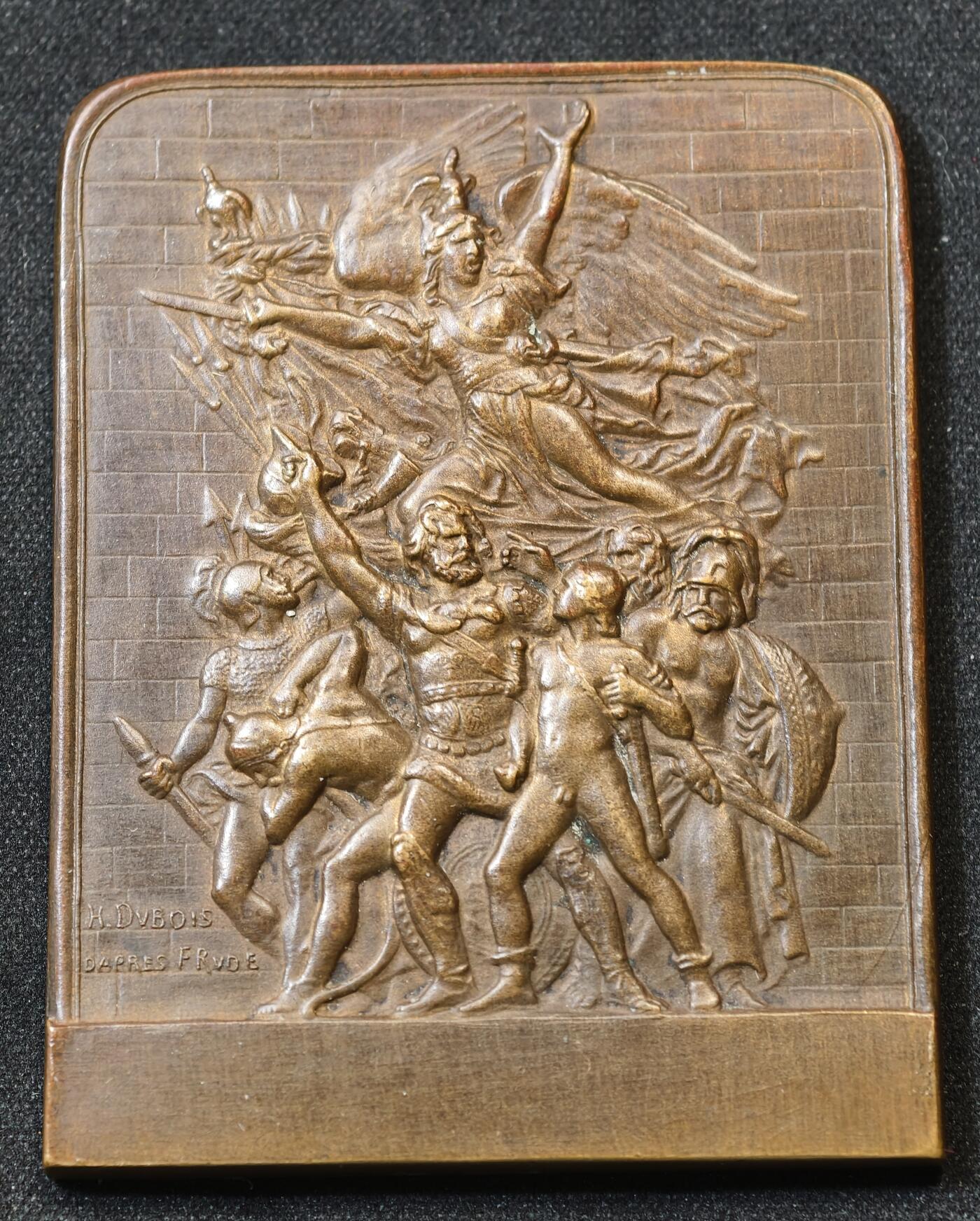 甄臻铺-世界币章拍卖（第58期），送拍享返佣金等优惠多多 法国军事装备公司联盟铜章，马赛曲凯旋门同款浮雕39.2*50.5mm，44.5g，三角铜标边铭