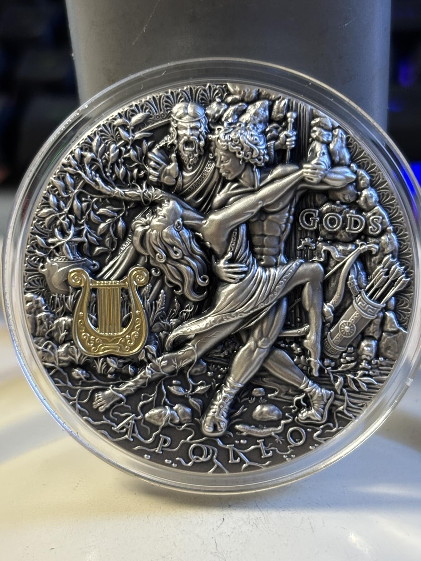 第196期拍卖 纽埃2020年发行众神系列爱乐之神太阳之子阿波罗2盎司高浮雕仿古镀金银币，999银，发行500枚