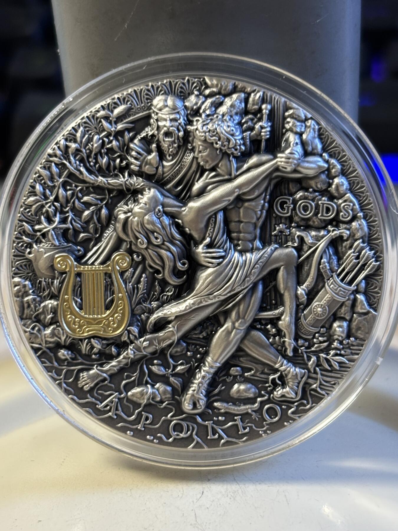 第196期拍卖 纽埃2020年发行众神系列爱乐之神太阳之子阿波罗2盎司高浮雕仿古镀金银币，999银，发行500枚