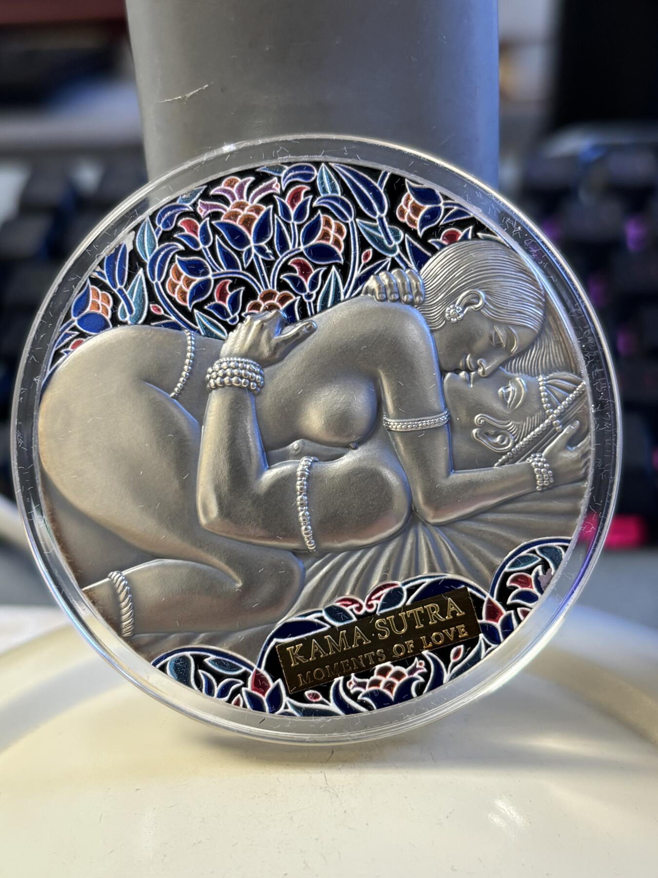 第196期拍卖 喀麦隆2021年爱情系列爱经3盎司高浮雕仿古彩银币，999银，发行500枚