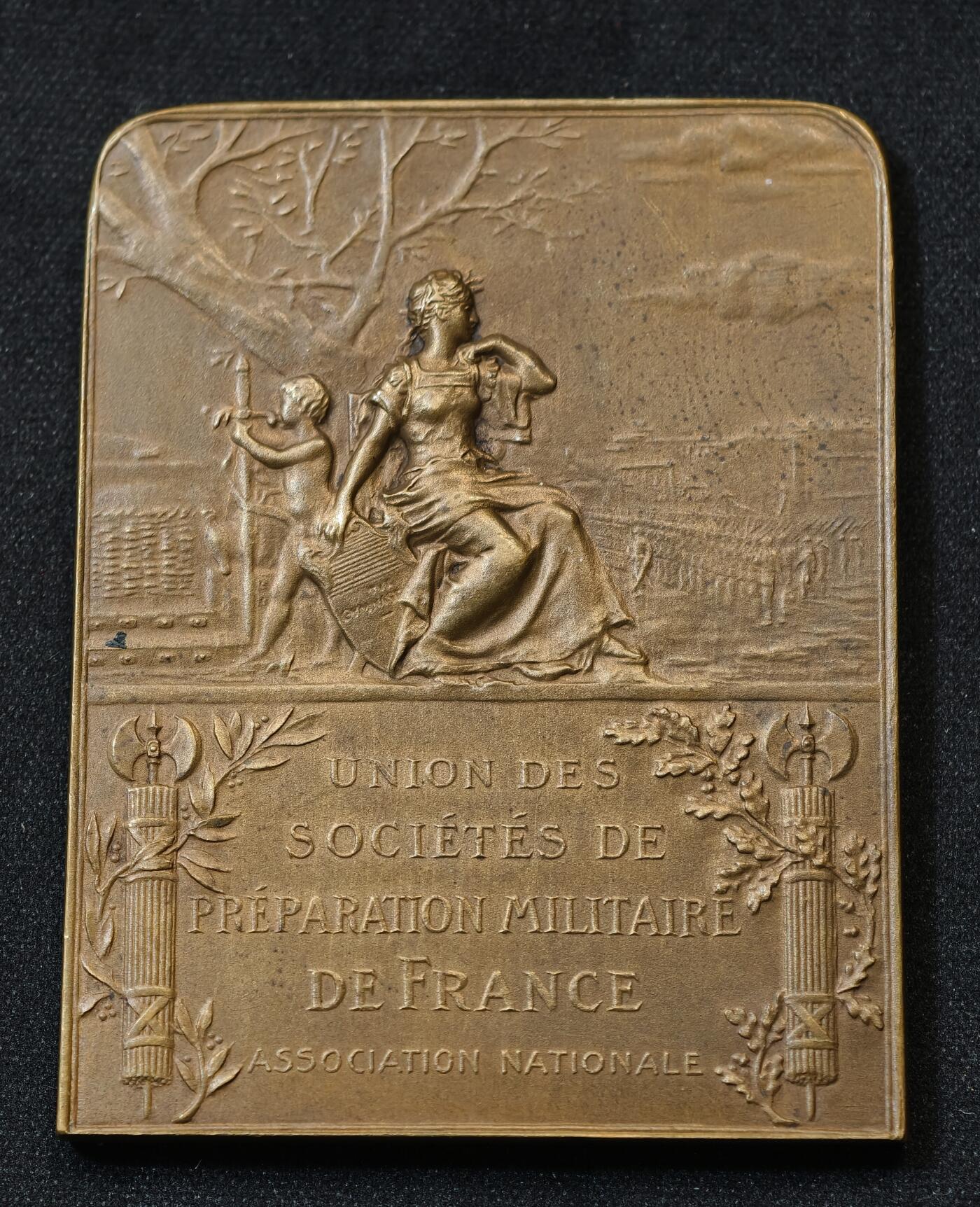甄臻铺-世界币章拍卖（第58期），送拍享返佣金等优惠多多 法国军事装备公司联盟铜章，马赛曲凯旋门同款浮雕39.2*50.5mm，44.5g，三角铜标边铭