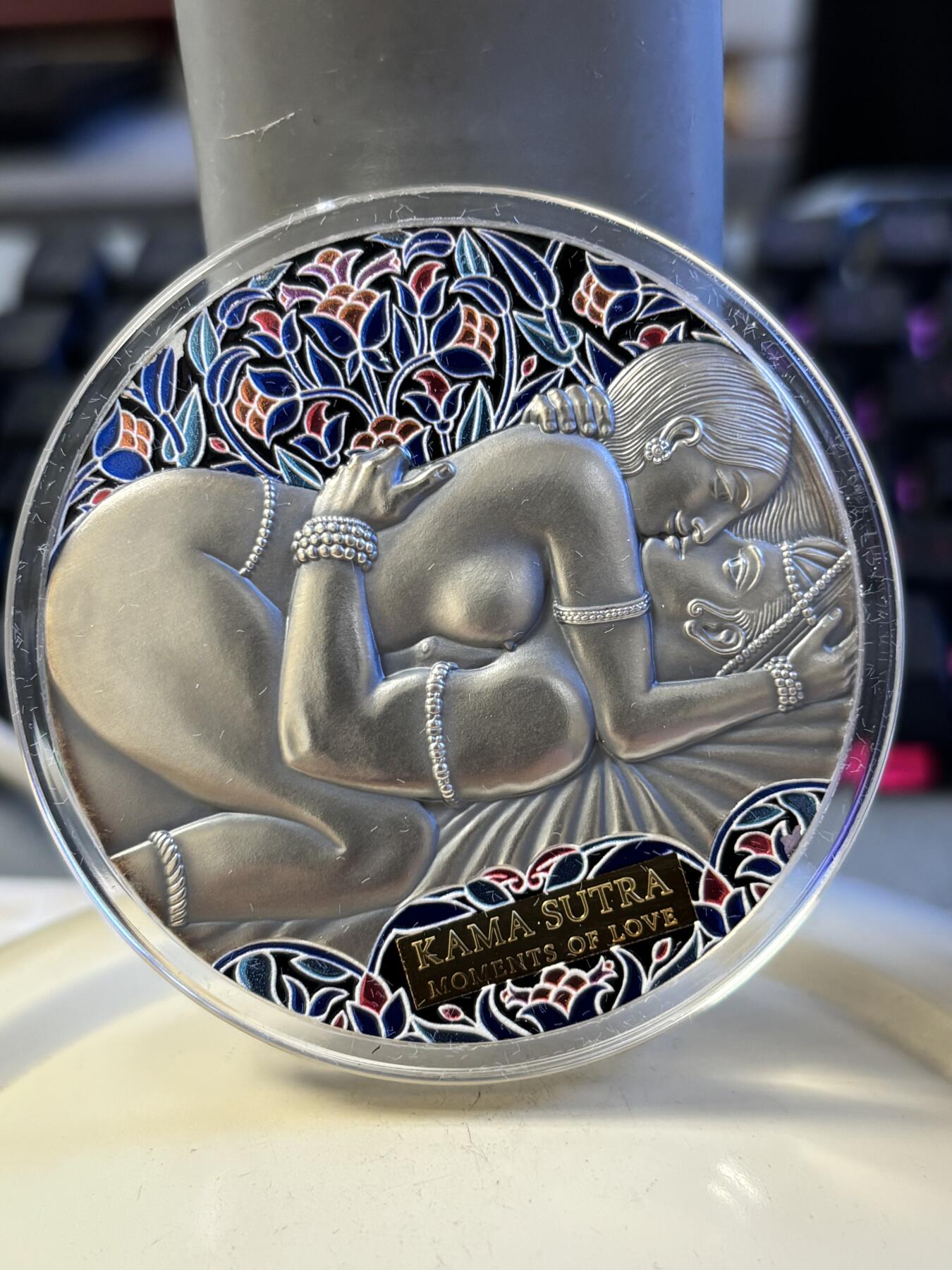 第196期拍卖 喀麦隆2021年爱情系列爱经3盎司高浮雕仿古彩银币，999银，发行500枚