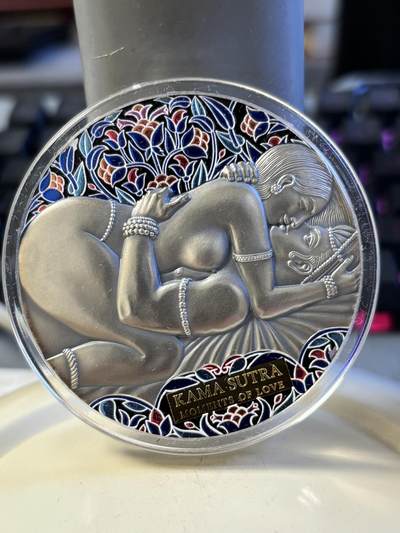 第196期拍卖 - 喀麦隆2021年爱情系列爱经3盎司高浮雕仿古彩银币，999银，发行500枚