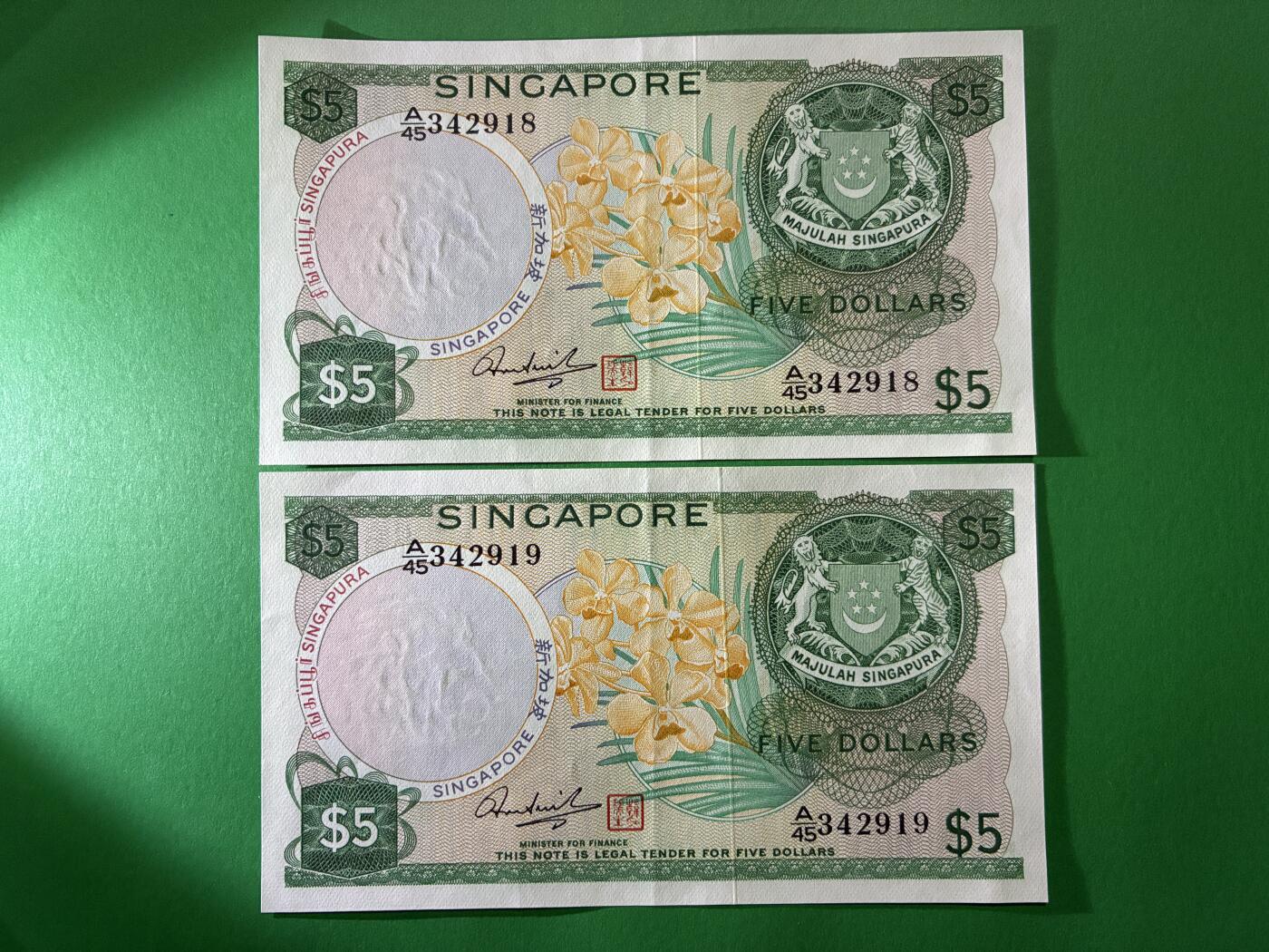 咖啡豆•收藏 2026年Apr_7th世界各国纸币拍卖 2枚 连号 新加坡 1973年 胡姬花版 5新元 美品UNC- 微软折  韩瑞生盖印 外国 亚洲纸币