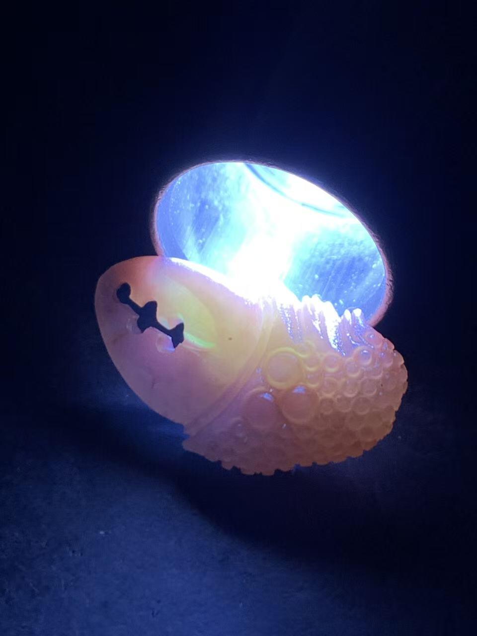 精美亚光盐源玛瑙手工雕刻蟹钳“有钱”吊坠一颗，