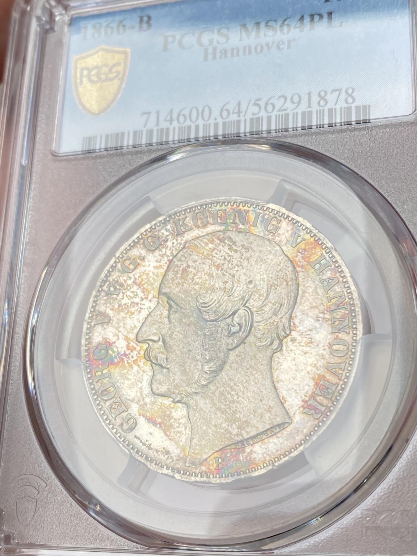 万国钱币拍卖第064期 PCGS MS64PL 1866年德国汉诺威格奥尔格五世狮马流通1泰勒 汉诺威最后的流通泰勒 如同彩虹般的七色包浆洒落在深度镜面类精制质感的地板之上 在高浮雕喷砂质感的人像与狮马盾徽加持下给人以强烈的视觉冲击 极罕见品质 PCGS唯一冠军分典藏级