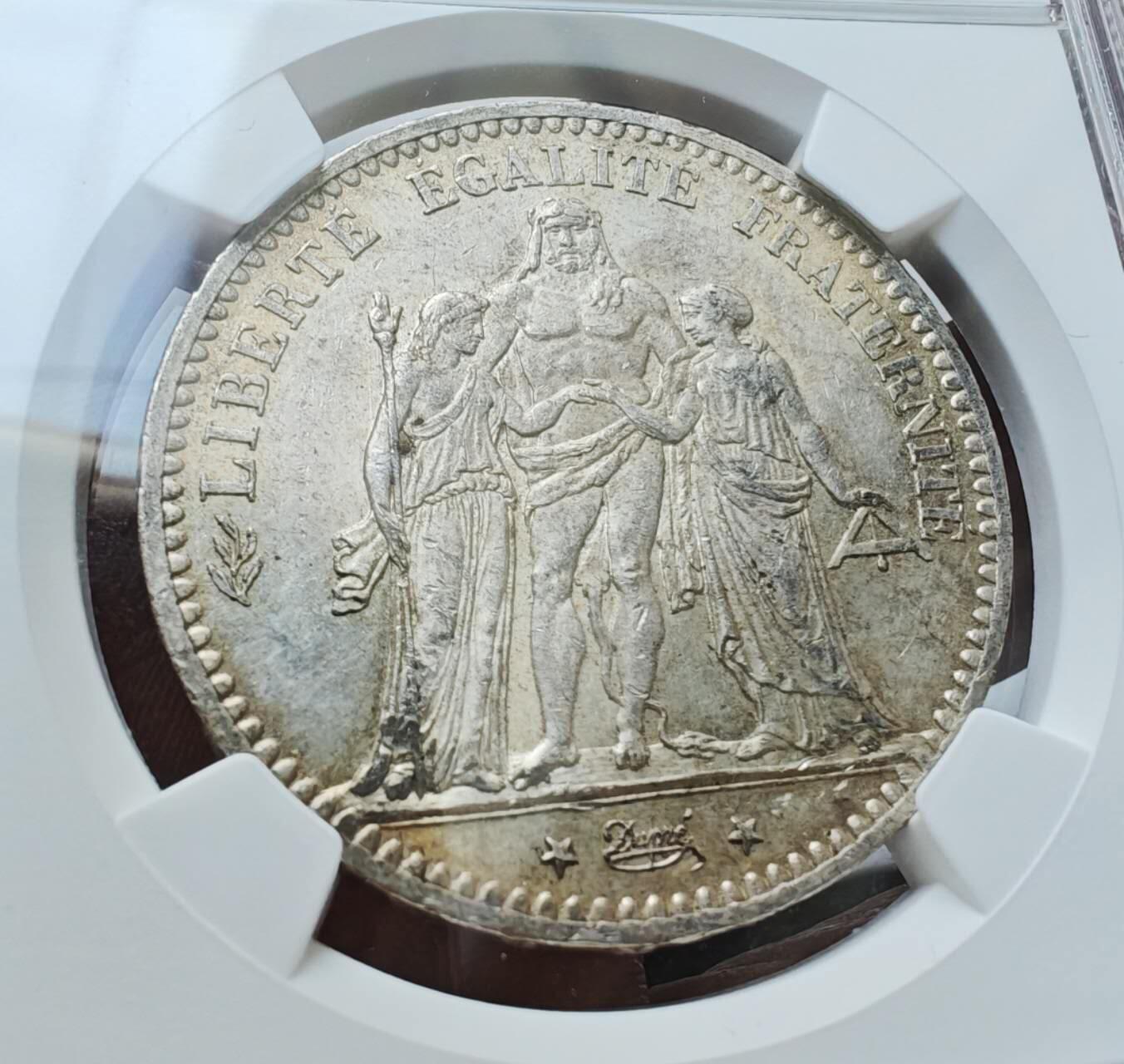 瓶子🏺第235期拍卖会  法国1875年稀少A版大力神5法郎银币（NGC MS 62）   法兰西第三共和国（French Third Republic）时期的经典赫拉克勒斯（Hercules）5法郎大银币，巴黎造币厂（Mark A）铸造，经NGC评级为 MS 62，是近代欧洲机制银币的精品