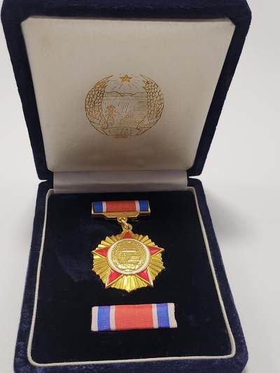 南水社第5次拍卖  朝鲜总联建国纪念章，盒章完整，品相极佳