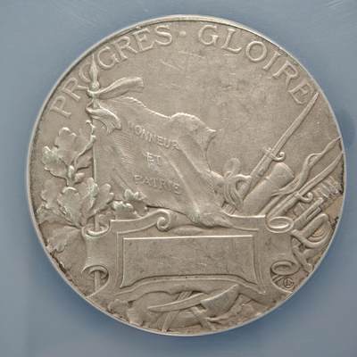 【德藏】世界币章拍卖第170期（拍品征集中~欢迎藏友联系） 1910年 法国普法战争40周年50mm54克镀银纪念大铜章 NGC MS62 章牌大师勒梅尔设计 正面是胜利女神手持旗帜和长剑 背面是旗帜、盾牌、枪炮等物，雕刻精美 品相极佳