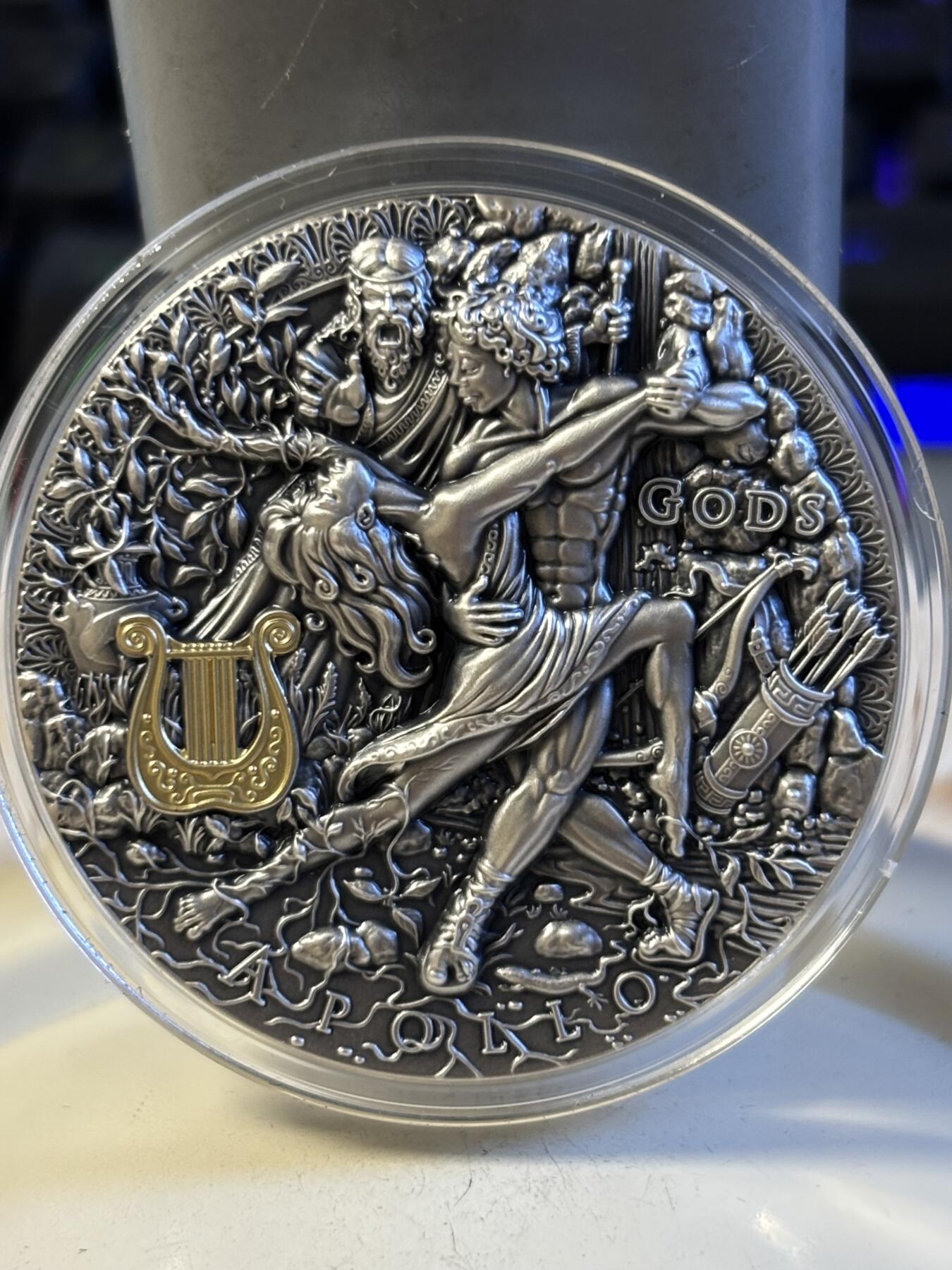 第196期拍卖 纽埃2020年发行众神系列爱乐之神太阳之子阿波罗2盎司高浮雕仿古镀金银币，999银，发行500枚