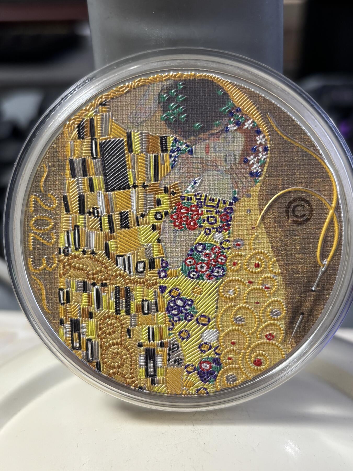 第196期拍卖 帕劳2023年刺绣系列首枚克里姆特吻3盎司纪念彩色银币，999银，发行499枚，塑料盒有缺口