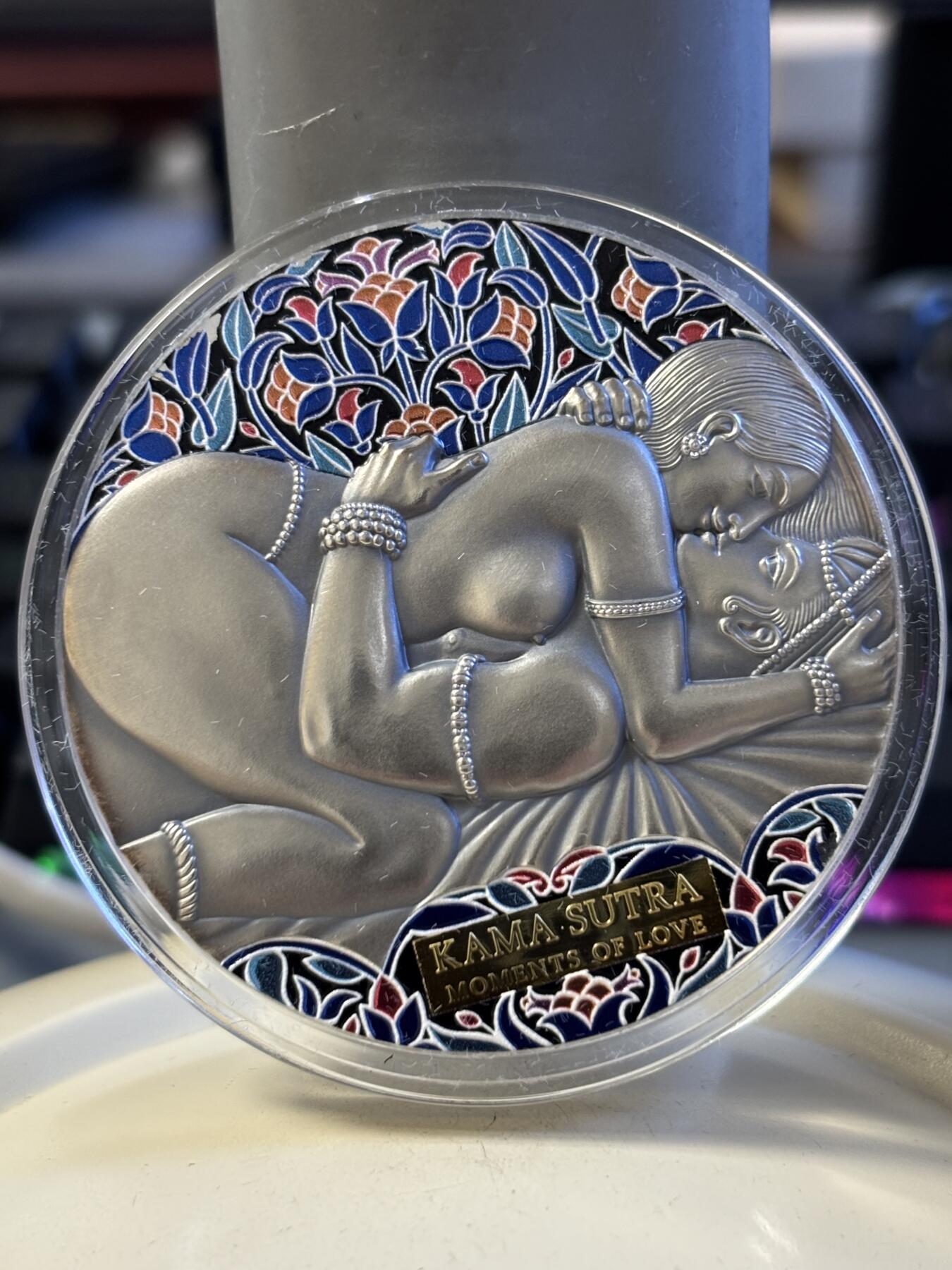 第196期拍卖 喀麦隆2021年爱情系列爱经3盎司高浮雕仿古彩银币，999银，发行500枚