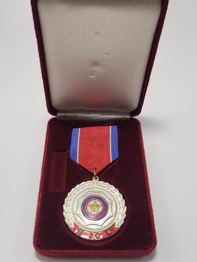 南水社第5次拍卖  朝鲜总联成立20周年纪念章，章体珐琅完整