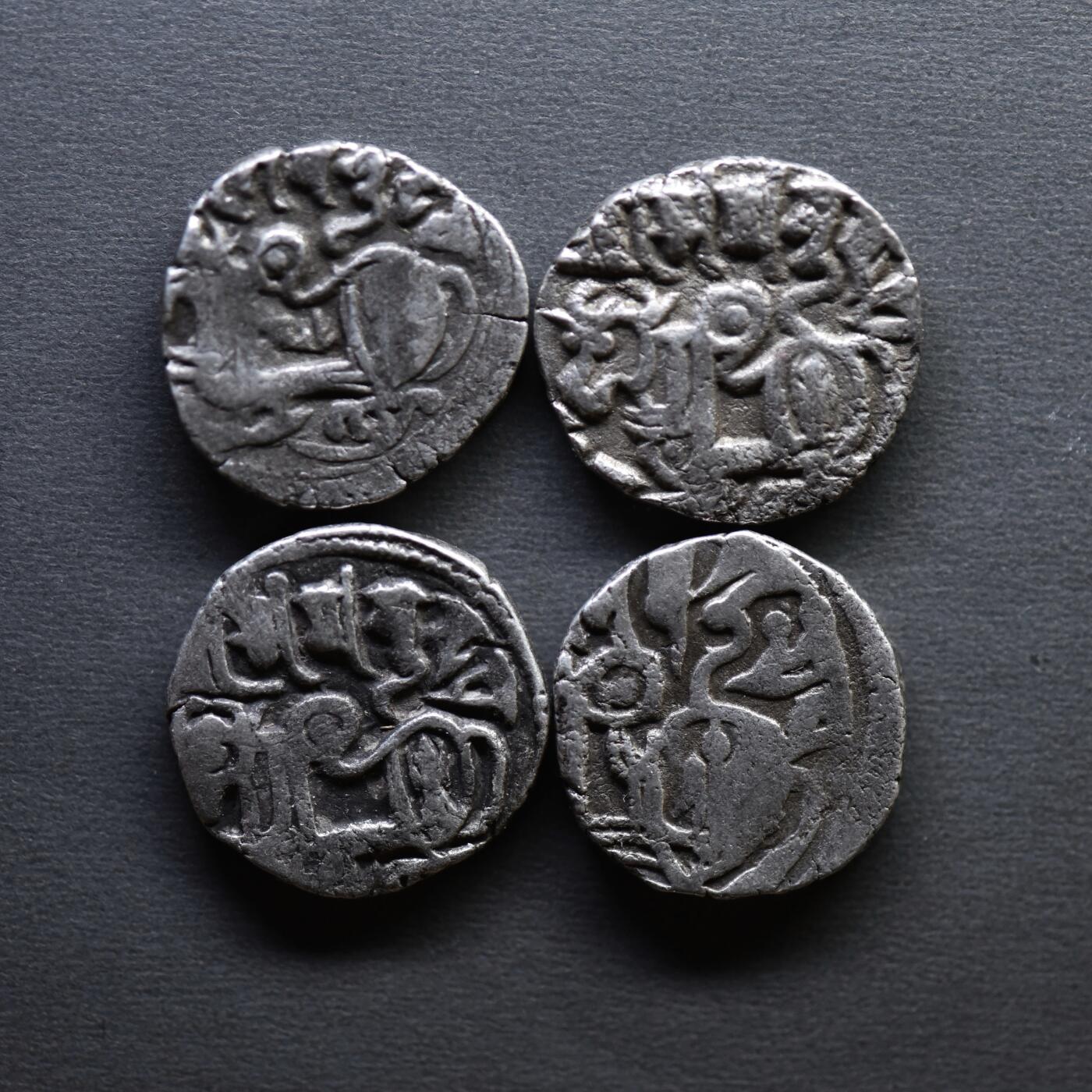 【良泉】4月16日【西方古代打制币】拍卖108件 公元850-970年【沙希王朝】萨曼塔·提婆，瘤牛/骑士银币4枚，总重12.62克