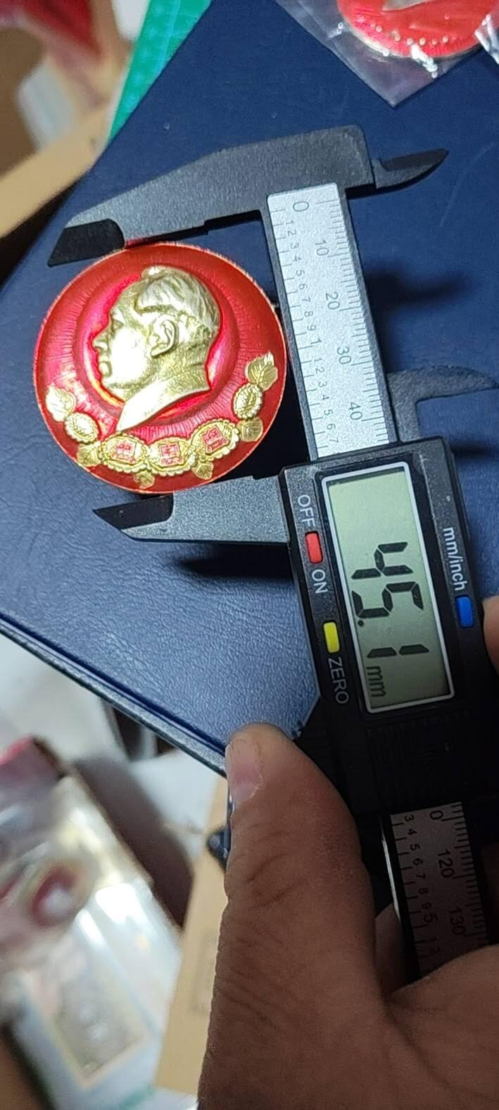 毛主席像章拍场，都是部队题材章 🔥🔥🔥🔥毛主席像章，45.1毫米，背面有铭文：永远忠于毛主席    武空
