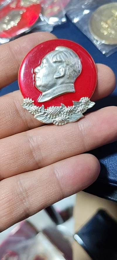 毛主席像章拍场，都是部队题材章 - 🔥🔥🔥🔥毛主席像章，38.2—42.5毫米，背面有铭文：中国人民解放军八二五部队