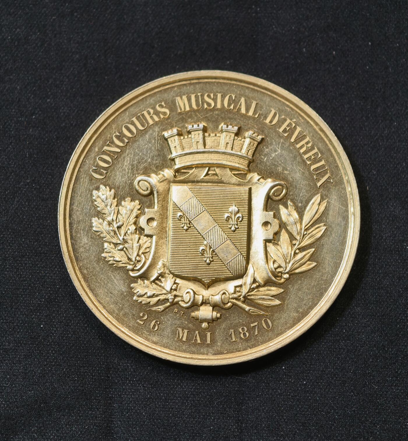 甄臻铺-世界币章拍卖（第58期），送拍享返佣金等优惠多多 法国音乐比赛镀金银章，35.25g45.9mm，菱形野猪头边铭 ，品相完美。