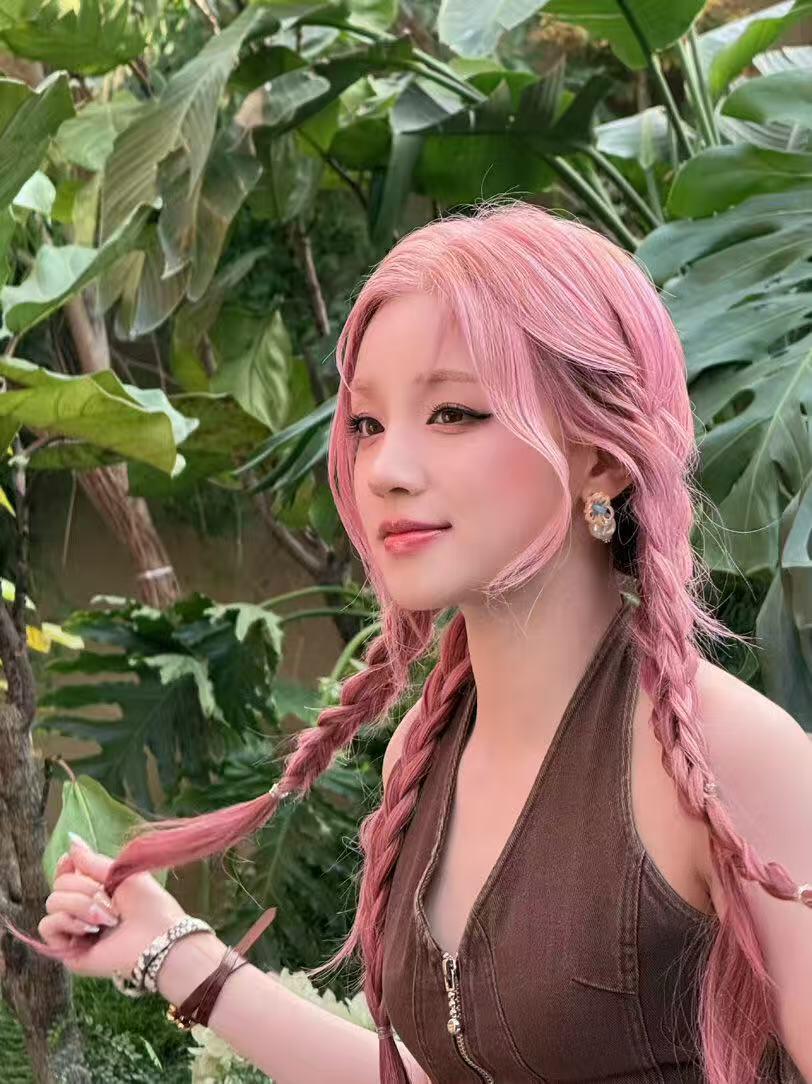 零元拍：星光赴约，茸意登场；步履同频，自在高光！UGG亚太区品牌大使宋雨琦亲签联名配色UGG Classic Clear Mini 雪地靴，每一步都自带高光，每一刻都Feels Like UGG，全新篇章，即刻启程~36码