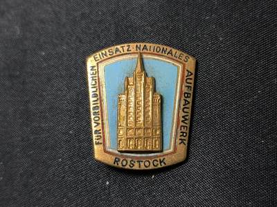 云宸嘉赏-勋臻佳藏四月精品甄选场次（低佣 一元一手） - 五十年代东德老珐琅证章系列--罗斯托克专区（Nationales Aufbauwerk-全国建设工作）模范劳动荣誉证章