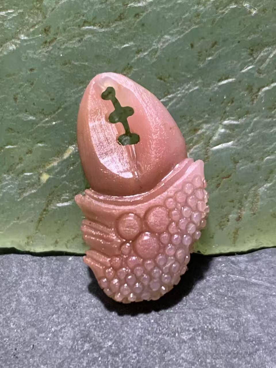 精美亚光盐源玛瑙手工雕刻蟹钳“有钱”吊坠一颗，