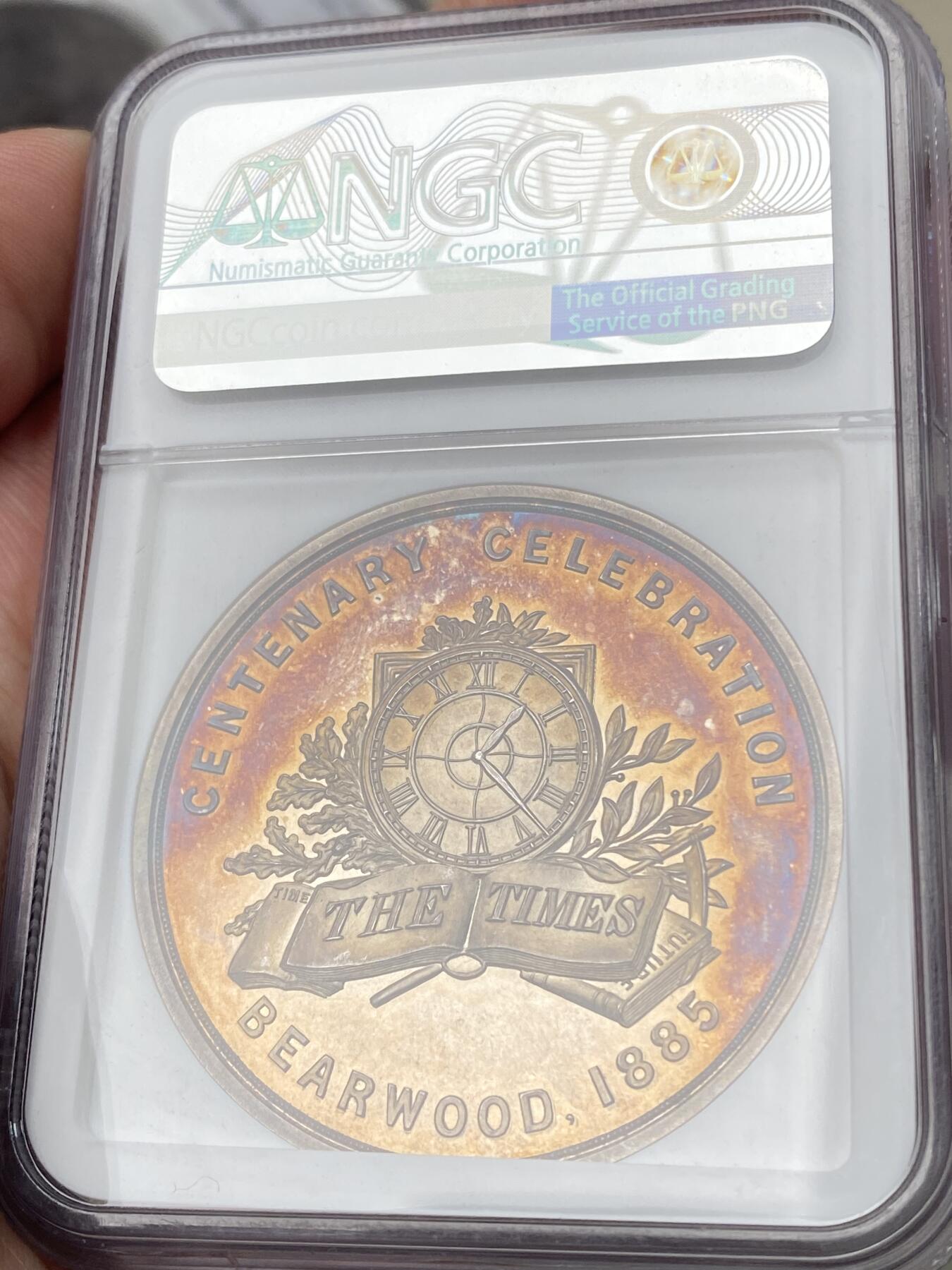 万国钱币拍卖第064期 NGC MS63 1885年英国纪念《泰晤士报》创办百年庆典大银章 Strongi'tharm设计 创始人沃尔特斯家族三代侧相 极美香槟金火烧云五彩 手册编号BHM 3202及Eimer 1712， 大师Longman & Strongi'th'arm设计，皇家造币厂铸造，直径45毫米，重62克。