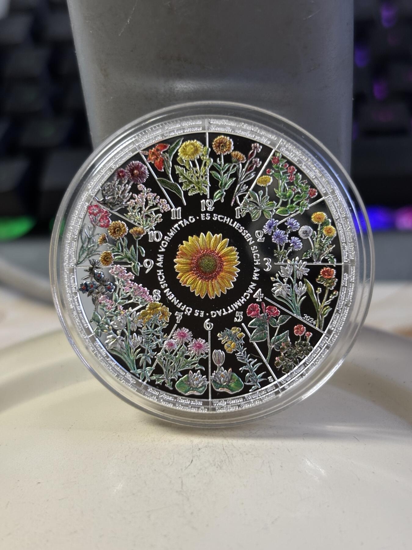 第196期拍卖 利比里亚2024年花卉钟表1盎司彩色纪念银币，1盎司，发行333枚