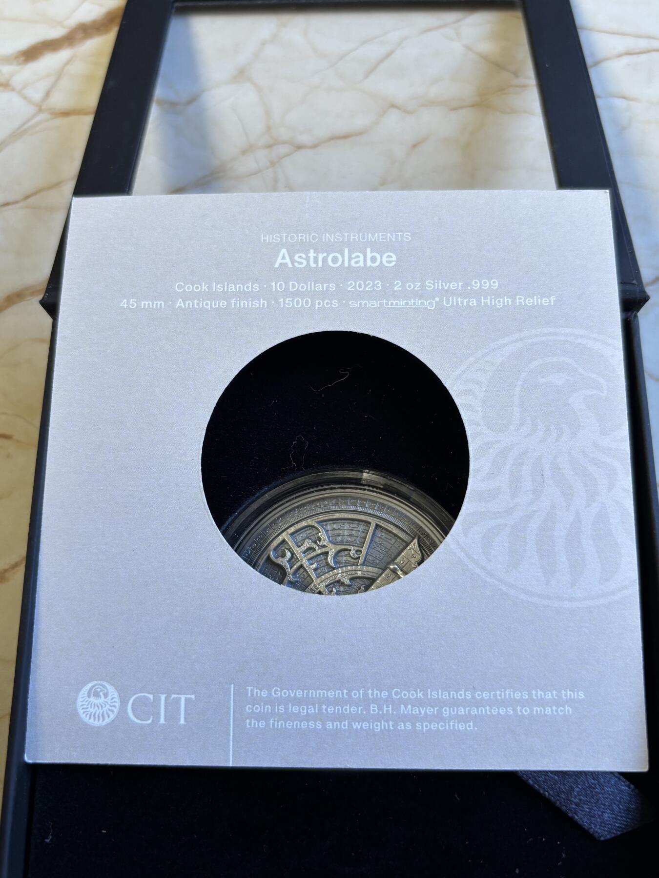 第196期拍卖 获奖库克2023年历史仪器星盘2盎司纪念银币，999银，发行1500枚，获克劳斯2024年度最佳克朗币大奖，没有纸套