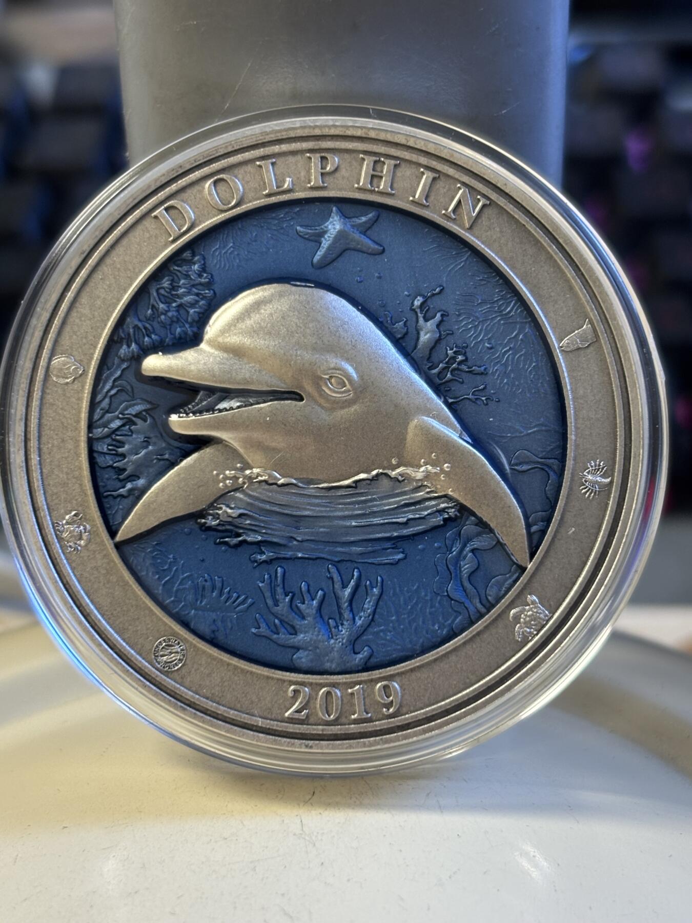 第196期拍卖 巴巴多斯2019海底世界系列3盎司海豚镶透明珐琅银币，999银，发行999枚