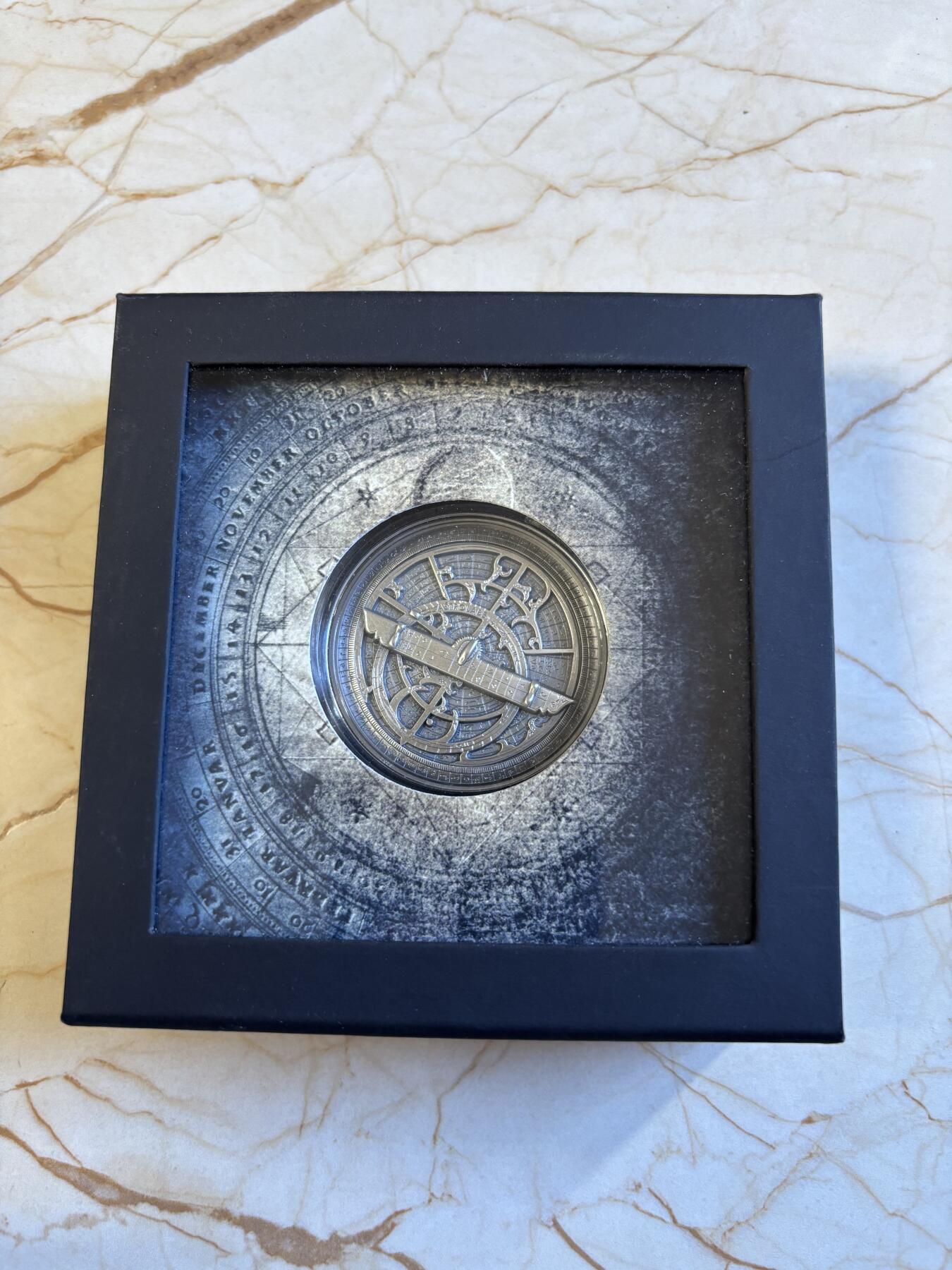 第196期拍卖 获奖库克2023年历史仪器星盘2盎司纪念银币，999银，发行1500枚，获克劳斯2024年度最佳克朗币大奖，没有纸套