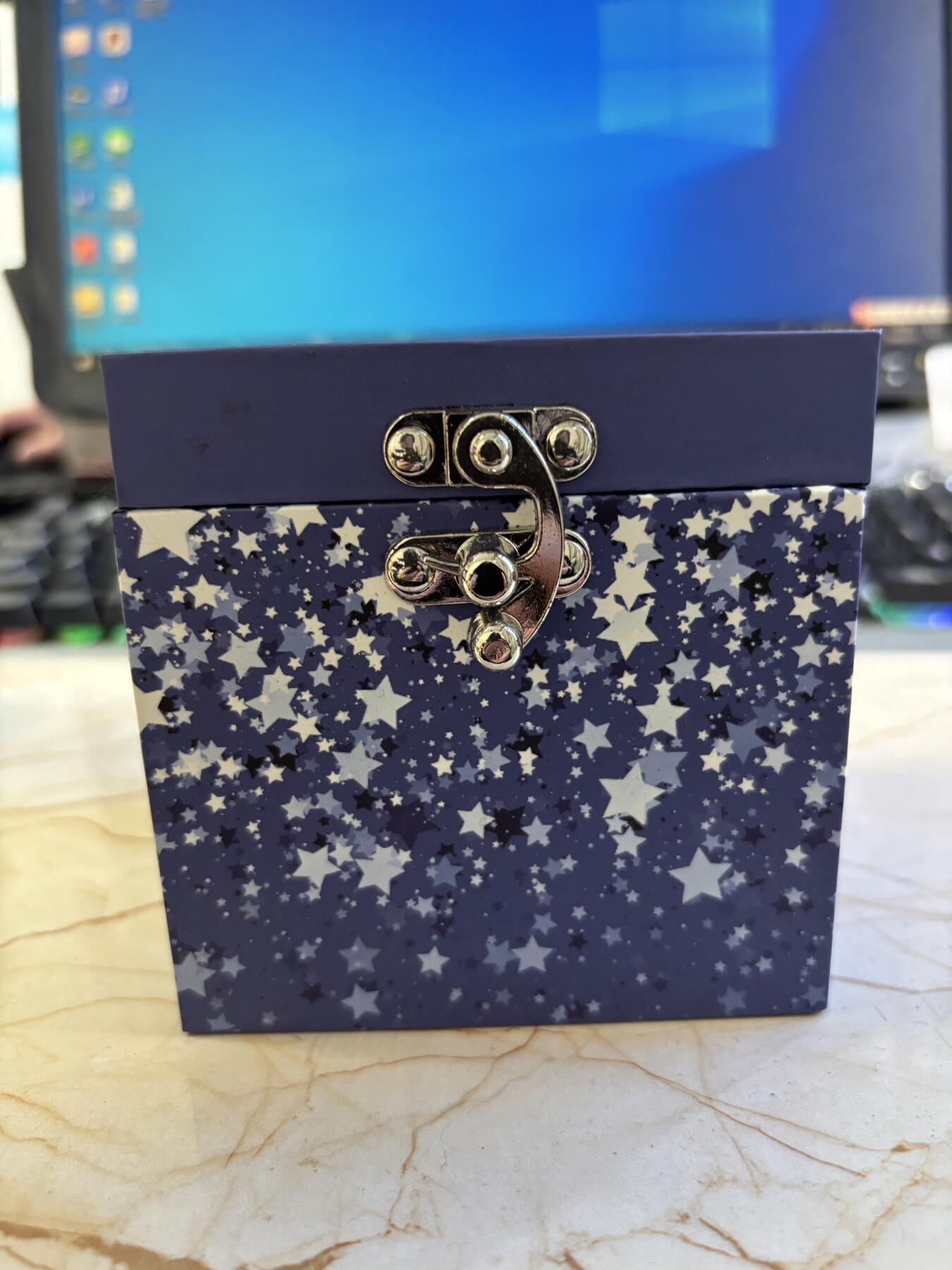 第196期拍卖 库克2018年摇篮曲系列熟睡的男孩仿古异形纪念银币，999银，发行量999枚