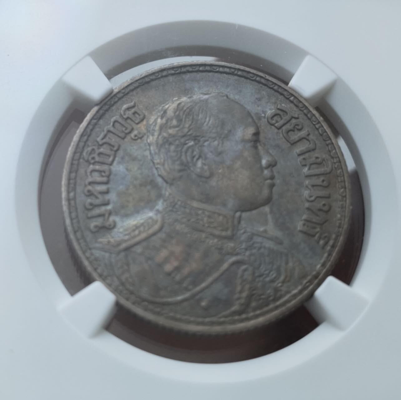 瓶子🏺第235期拍卖会  泰国（暹罗）1916年（佛历2459年）拉玛六世1泰铢（Baht）银币（NGC AU 58）   这是一枚泰国拉玛六世（Rama VI）时期发行的经典“三象头”1泰铢银币，经NGC评级为 AU 58（近未流通品），是你收藏中泰国近代钱币的精品