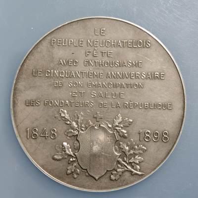 【德藏】世界币章拍卖第170期（拍品征集中~欢迎藏友联系）  1898年 瑞士纳沙泰尔加入联邦50周年48mm纪念大银章 NGC UNC 重量45克 正面是纳沙泰尔人民欢庆加入联邦50周年的场景，背面是1848年和1898年的双年份。雕刻精美，包浆自然，品相完好