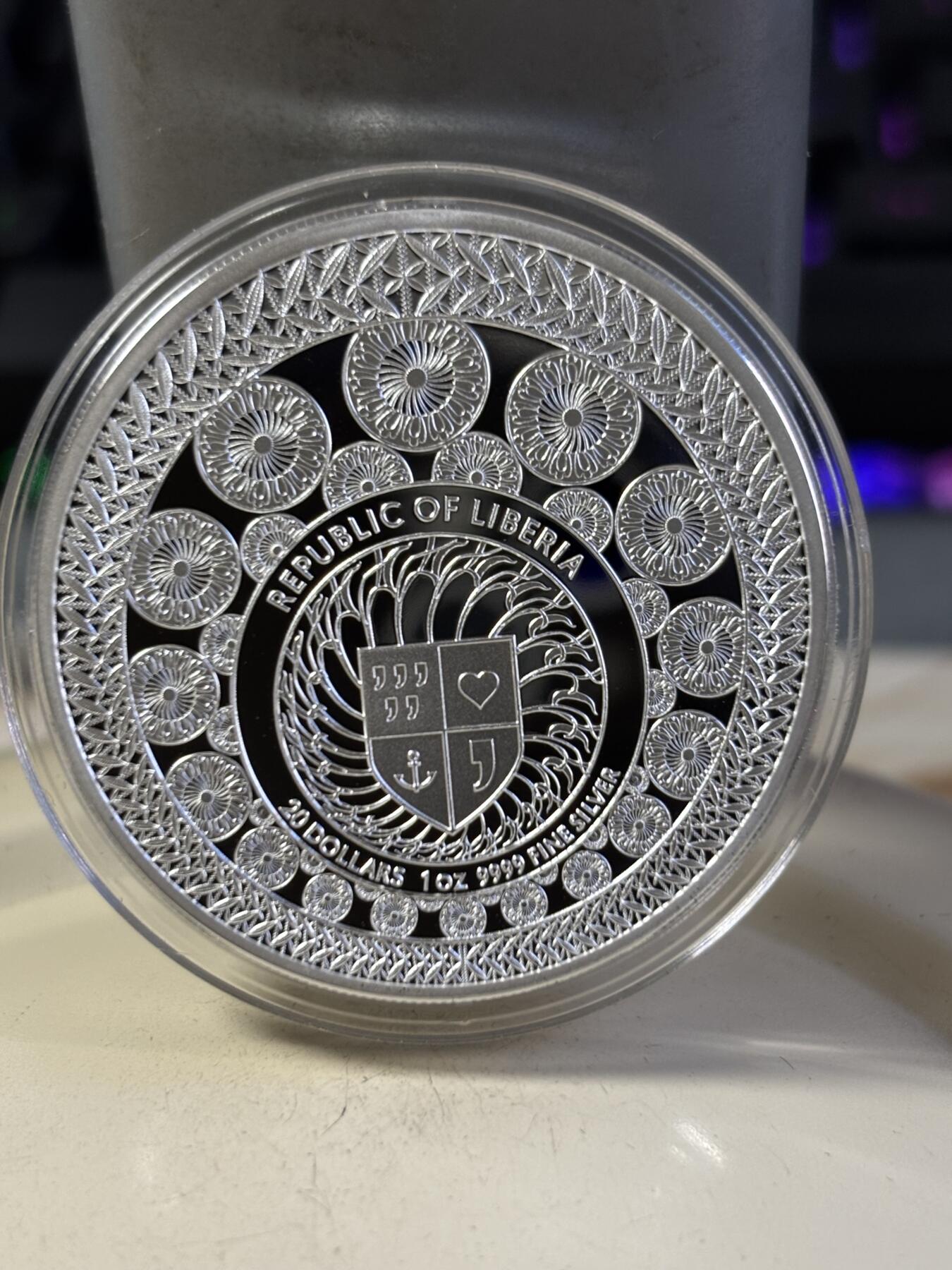 第196期拍卖 利比里亚2024年花卉钟表1盎司彩色纪念银币，1盎司，发行333枚