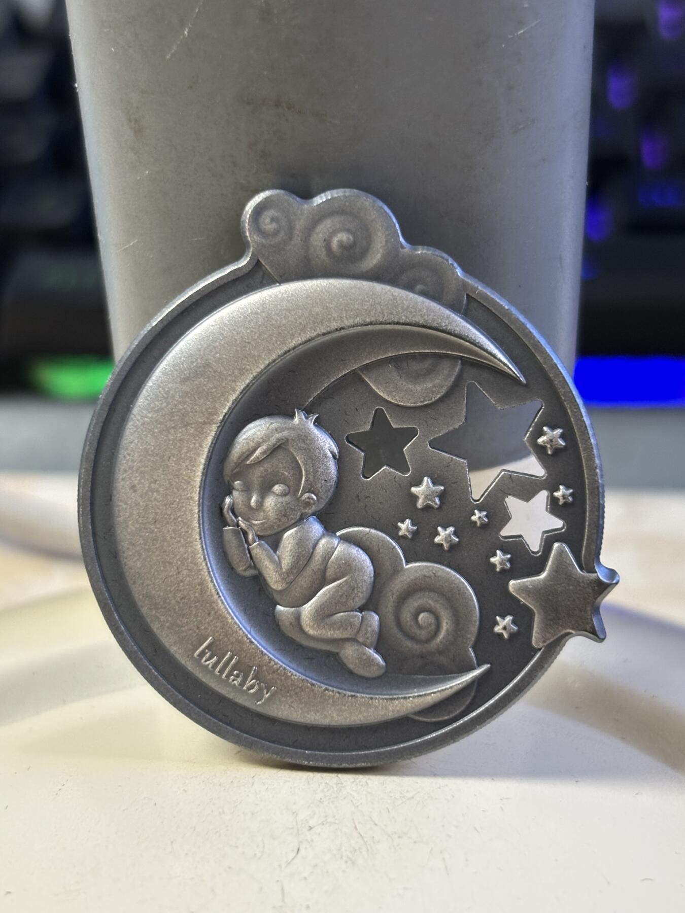 第196期拍卖 库克2018年摇篮曲系列熟睡的男孩仿古异形纪念银币，999银，发行量999枚