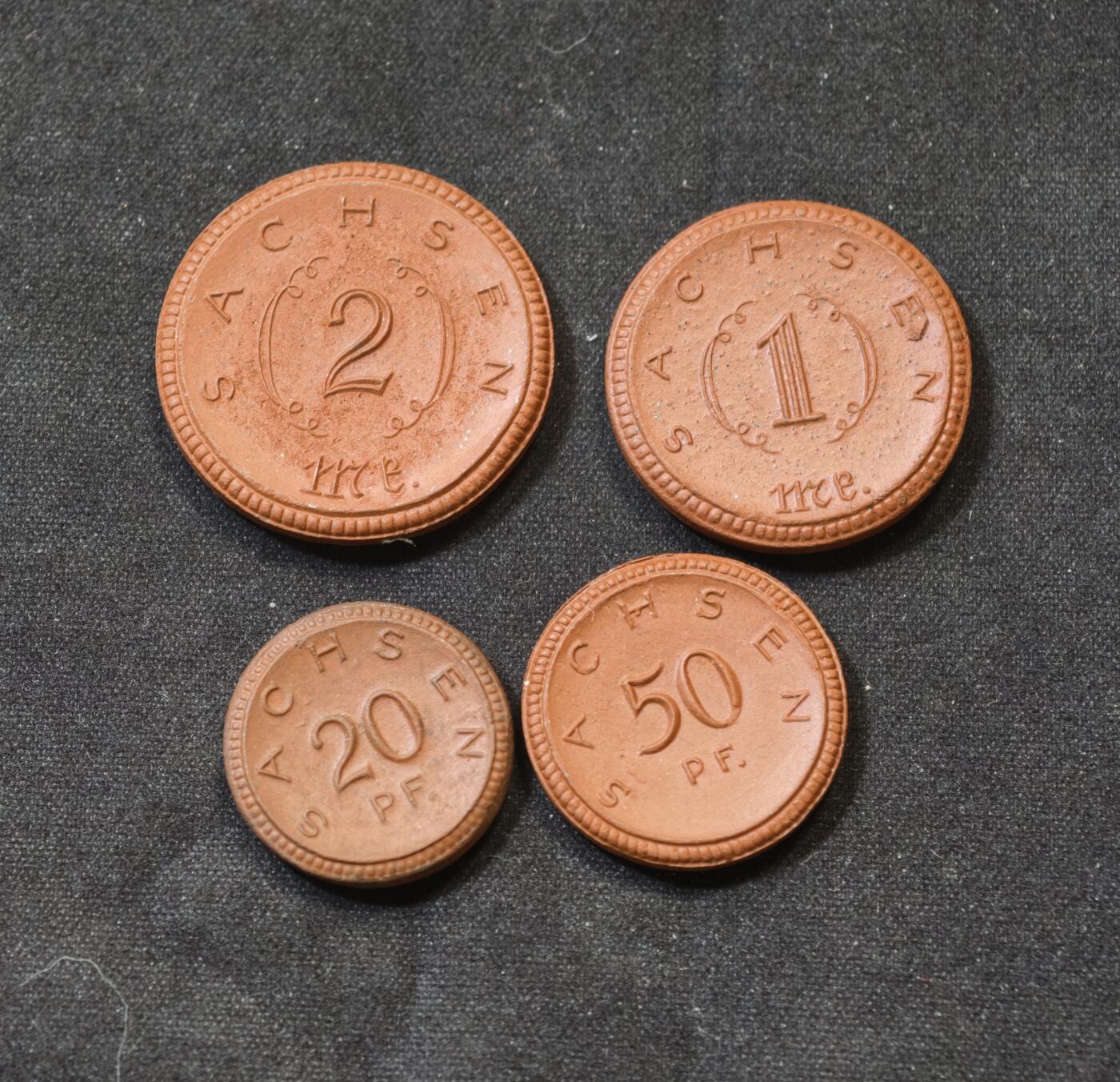 甄臻铺-世界币章拍卖（第58期），送拍享返佣金等优惠多多 1921年德国紧急时期萨克森陶瓷币四枚 ，完全未流通。战争时期紧急货币的独特见证，存世量稀少。