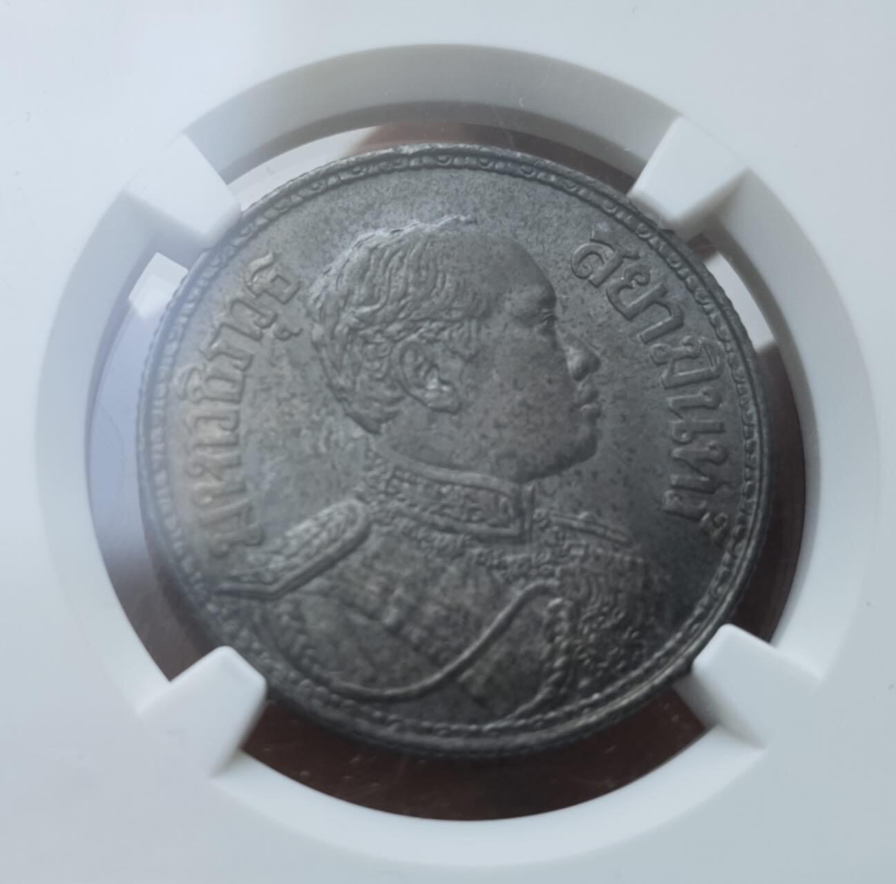瓶子🏺第235期拍卖会  泰国（暹罗）1916年（佛历2459年）拉玛六世1泰铢（Baht）银币（NGC UNC Details）   这是一枚泰国拉玛六世（Rama VI，瓦栖拉兀）时期发行的1泰铢银币，是泰国近代最具代表性的“三象头”银币，经NGC评级为 UNC Details